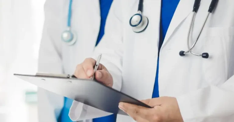 Renuncia de 2 mil médicos especialistas abre debate sobre privatización de servicios de la CCSS