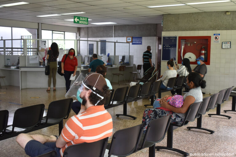 Un desacuerdo económico entre la Caja Costarricense de Seguro Social (CCSS) y las cooperativas que administran varias áreas de salud del Gran Área Metropolitana amenaza con dejar sin operador externo a 24 Ebáis a partir del 30 de junio. La institución ya trabaja en un plan de contingencia para absorber, con personal y recursos propios, la atención primaria de unos 300 000 asegurados que actualmente dependen de estos centros médicos.​ CRHoy Semanario Universidad La chispa del conflicto fue la diferencia entre las tarifas que las cooperativas exigen para renovar los contratos y el monto que la CCSS considera razonable pagar. Los proveedores argumentan aumentos en insumos y salarios; sin embargo, estudios internos de la Dirección Financiero‑Contable concluyeron que las ofertas presentaban sobreprecios de hasta 65 % frente al costo que tendría el Seguro Social si operara directamente los Ebáis.​ Delfino.cr Ante la falta de consenso, la Junta Directiva de la CCSS anuló en marzo la licitación ordinaria 2023LY‑000002‑0001101142 e inició un proceso de compra urgente con “proveedor idóneo” para garantizar la continuidad de los servicios durante 30 meses; no obstante, dos de las nueve partidas —Carpio‑León XIII y San Sebastián‑Paso Ancho— quedaron sin ofertas, lo que obligaría a la institución a redistribuir la población a áreas de salud propias como Tibás‑Uruca‑Merced y Zapote‑Catedral.​ Semanario Universidad gda.com Si las cooperativas no presentan una propuesta viable antes del 30 de abril, la Gerencia Médica activará un plan escalonado: turnos extraordinarios en Ebáis vecinos para cubrir la demanda durante las primeras semanas y, en paralelo, la “institucionalización” definitiva de las sedes, proceso que podría tardar de dos a tres años. El costo inicial de la contingencia se estima en ₡30 500 millones anuales, financiados con recursos propios de la Caja.​ Delfino.cr Mientras tanto, otras siete áreas de salud —Santa Ana, Escazú, Pavas, Tibás, Desamparados 2, San Pablo y Barva— sí recibieron ofertas de sus cooperativas actuales y seguirían bajo administración externa, siempre que los contratos de urgencia sean adjudicados a más tardar el 30 de abril, como exige la Ley General de Contratación Pública.​ Semanario Universidad La institución insiste en que la prioridad es evitar la interrupción de servicios de primer nivel. “La Caja no puede darse el lujo de dejar desprotegida a la población; asumiremos la operación si es necesario, pero no pagaremos precios que consideramos injustificados”, afirmó Víctor Calvo, de la Dirección de Red de Servicios de Salud.​