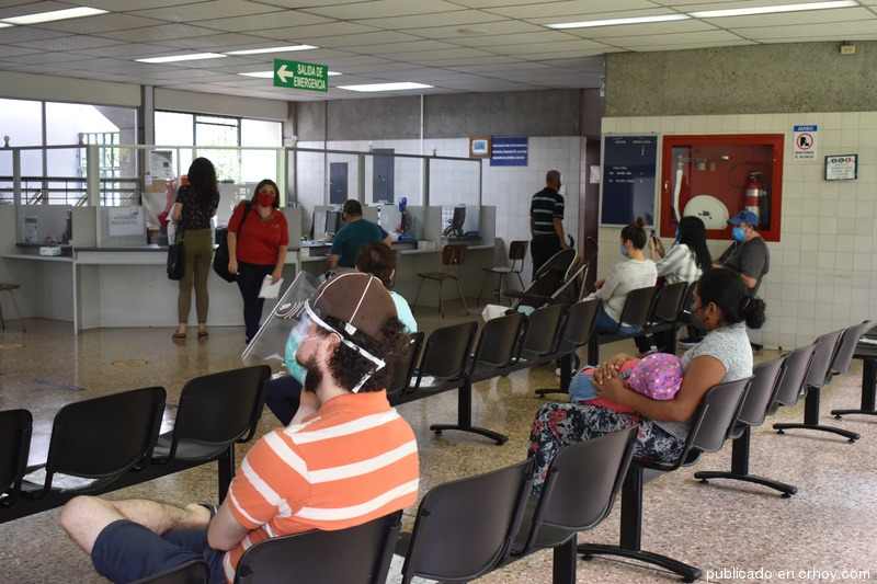 Un desacuerdo económico entre la Caja Costarricense de Seguro Social (CCSS) y las cooperativas que administran varias áreas de salud del Gran Área Metropolitana amenaza con dejar sin operador externo a 24 Ebáis a partir del 30 de junio. La institución ya trabaja en un plan de contingencia para absorber, con personal y recursos propios, la atención primaria de unos 300 000 asegurados que actualmente dependen de estos centros médicos.​ CRHoy Semanario Universidad La chispa del conflicto fue la diferencia entre las tarifas que las cooperativas exigen para renovar los contratos y el monto que la CCSS considera razonable pagar. Los proveedores argumentan aumentos en insumos y salarios; sin embargo, estudios internos de la Dirección Financiero‑Contable concluyeron que las ofertas presentaban sobreprecios de hasta 65 % frente al costo que tendría el Seguro Social si operara directamente los Ebáis.​ Delfino.cr Ante la falta de consenso, la Junta Directiva de la CCSS anuló en marzo la licitación ordinaria 2023LY‑000002‑0001101142 e inició un proceso de compra urgente con “proveedor idóneo” para garantizar la continuidad de los servicios durante 30 meses; no obstante, dos de las nueve partidas —Carpio‑León XIII y San Sebastián‑Paso Ancho— quedaron sin ofertas, lo que obligaría a la institución a redistribuir la población a áreas de salud propias como Tibás‑Uruca‑Merced y Zapote‑Catedral.​ Semanario Universidad gda.com Si las cooperativas no presentan una propuesta viable antes del 30 de abril, la Gerencia Médica activará un plan escalonado: turnos extraordinarios en Ebáis vecinos para cubrir la demanda durante las primeras semanas y, en paralelo, la “institucionalización” definitiva de las sedes, proceso que podría tardar de dos a tres años. El costo inicial de la contingencia se estima en ₡30 500 millones anuales, financiados con recursos propios de la Caja.​ Delfino.cr Mientras tanto, otras siete áreas de salud —Santa Ana, Escazú, Pavas, Tibás, Desamparados 2, San Pablo y Barva— sí recibieron ofertas de sus cooperativas actuales y seguirían bajo administración externa, siempre que los contratos de urgencia sean adjudicados a más tardar el 30 de abril, como exige la Ley General de Contratación Pública.​ Semanario Universidad La institución insiste en que la prioridad es evitar la interrupción de servicios de primer nivel. “La Caja no puede darse el lujo de dejar desprotegida a la población; asumiremos la operación si es necesario, pero no pagaremos precios que consideramos injustificados”, afirmó Víctor Calvo, de la Dirección de Red de Servicios de Salud.​