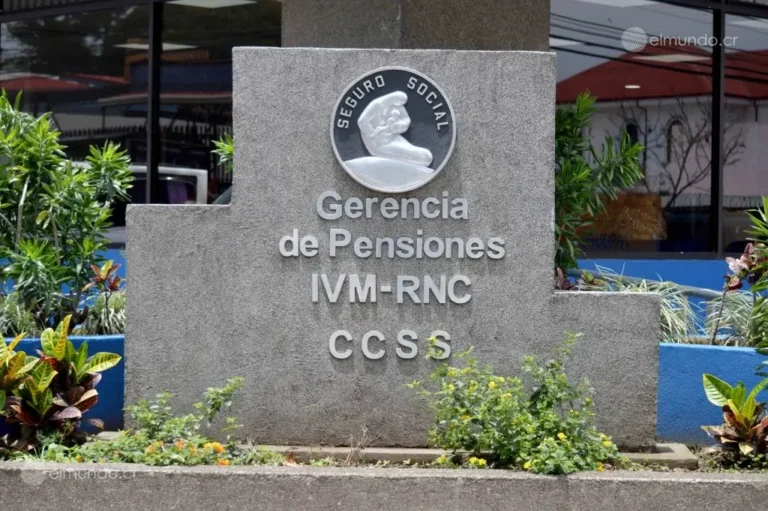 Especialistas pagan por pensionarse de la CCSS