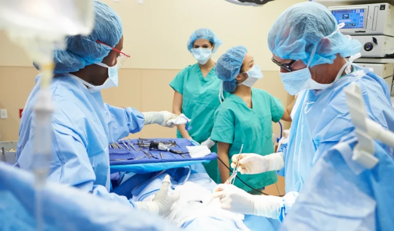 Más de 1.400 auxiliares de enfermería hacen falta en la CCSS, según Gerencia Médica