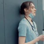 Extenuantes guardias médicas y renuncias de especialistas
